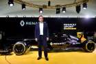 Nový program sportovních aktivit značky Renault prezentoval její generální ředitel Carlos Ghosn. Na snímkju pózuje před novým monopostem F1 Renault R.S. 16