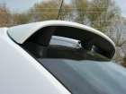 Rozměrný spoiler nad zadním oknem prospívá vzhledu i aerodynamice