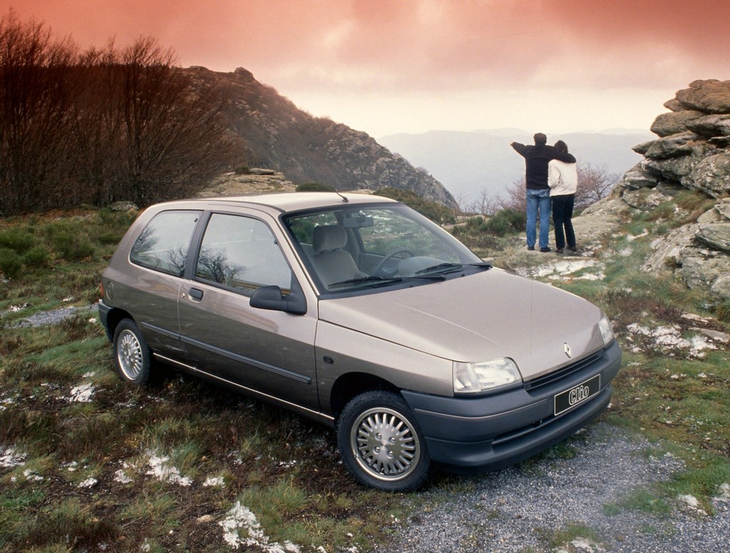 První Renault Clio se představil v roce 1990