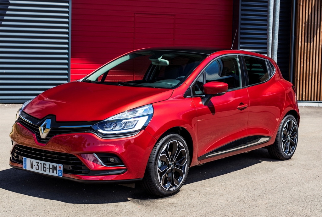 Renault Clio IV. generace je jedno z nejprodávanějších vozů v Evropě. Modernizované provedení by tyto prodejní úspěchy mělo prodloužit i na druhou část jeho životního cyklu. Renault Clio IV. generace je jedno z nejprodávanějších vozů v Evropě. Modernizované provedení by tyto prodejní úspěchy mělo prodloužit i na druhou část jeho životního cyklu.