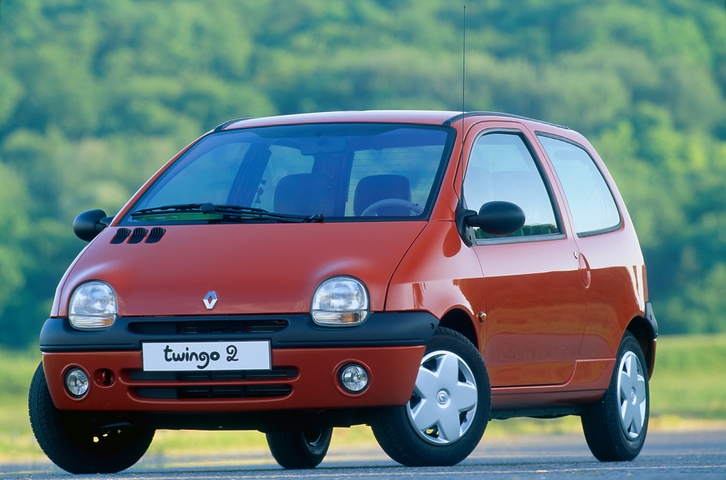 Twingo za svůj dlouhý život prodělalo řadu modrnizací. Na snímku model z roku 2000