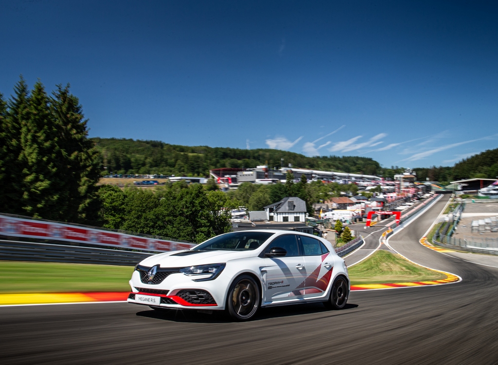 Nový Renault Megane R.S. Trophy-R na okruhu ve Spa sesadil dosud kralující Hondu Civic Type-R