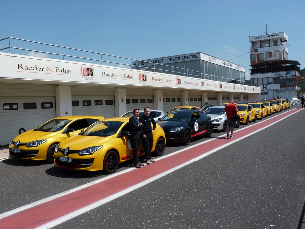 Renault ČR připravil pro české motoristické novináře mimořádně atraktivní akci - testování sportovních verzí Renaultů na mosteckém okruhu