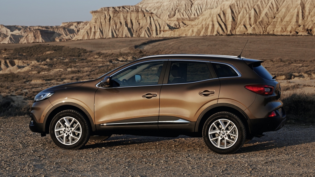 Úhledný crossover Kadjar značku Renault zastupuje ve stále populárnějším segmentu SUV nižší střední třídy. Díky novému benzinovému motoru 1.6 TCe nyní uspokojí i náročnější zákazníky, kteří dříve mířili ke konkurenci. Úhledný crossover Kadjar značku Renault zastupuje ve stále populárnějším segmentu SUV nižší střední třídy. Díky novému benzinovému motoru 1.6 TCe nyní uspokojí i náročnější zákazníky, kteří dříve mířili ke konkurenci.
