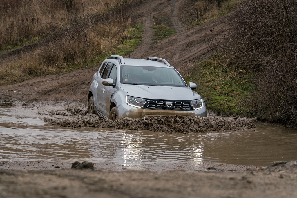 Novou Dacii Duster jsme prohnali po terénním polygonu. Obstála na výbornou a nezalekla se ani pořádného brodu!