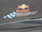 Dveře zdobí firemní logo týmu Red Bull Racing