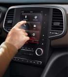 Přístrojová deska Talismanu je v souladu se současnými trendy vybavena středovým dotykovým displejem