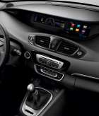 Přístrojový štít je stále umístěn uprostřed. Jeho nový panel může obsahovat také multimediální zařízení R-Link s velkým dotykovým displejem