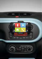 Na přístrojvé desce může být držák, do kterého lze snadno uchytit chytrý mobilní telefon