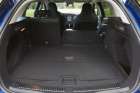 Po sklopení děleného zadního sedadla nevznikne zcela rovná plocha, což je přijatelná daň za velkou hloubku zavazadlového prostoru v základní konfiguraci 