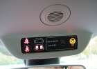 Důraz kladený na bezpečnost potvrzuje i tento světelný panel umístěný nad vnitřní zpětné zrcátko, který monitoruje použití bezpečnostních pásů na obsazených místech pro cestující