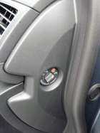 Otočný ovladač, kterým se deaktivuje čelní airbag spolujezdce, je nezbytné použít při protisměrném umístění dětské autosedačky na jeho sedadlo