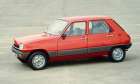 Pětidveřová verze dorazila až v roce 1979. Současně dostaly vyšší verze výbavy velkoplošné plastové panely chránící boky karoserie - do přecpaných evropských měst ideální!