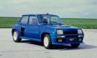 Bomba na kolech - Renault 5 Turbo s motorem před zadní nápravou se představil v roce 1979. Sportovním nadšencům se tajil dech...