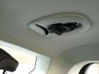 Samonavíjecí tříbodový pás pro prostředního cestujícího čeká na použití pěkně svinutý ve stropě