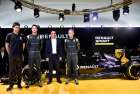 C. Ghosn se vyfotil s jezdci týmu F1 Renault.