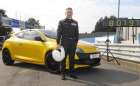 Testovací jezdec Renaultu Sport Laurent Hurgon pózuje se svým Méganem R.S. Trophy po úspěšné rekordní jízdě