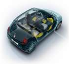 Žlutá barva znázorňuje všechny odkládací prostory v kabině. Celkem mají objem neuvěřitelných 52 litrů!