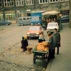 Ještě jedna dobová momentka z pařížských ulic počátku 70. let. Na snímku je kromě R5 vidět také R12 a dvě R16. Přehlédnout nelze ani nákladní Renault-Saviem, který posloužil jako licenční vzor pro naši Avii... Jen ta dodávka Peugeot asi nebyla v plánu...
