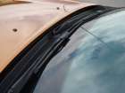 Jak se na správný moderní vůz sluší a patří, stěrače čelního skla jsou v klidové poloze z větší části schované za okrajem kapoty. Zlepšuje to aerodynamiku a snižuje ohrožení případných sražených chodců.