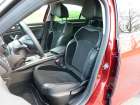I u sedanu musíme pochválit velmi komfortní a také designově atraktivní přední sedadla