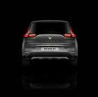 Zadní svítilny září do tmy ve tvaru asymetrického písmene C