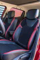 Jedna z nových verzí čalounění sedadel kombinuje základní černý odstín s červenými okraji sedáků i opěradla