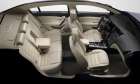Interiér nabízí velkorysý prostor. Trochu těsno bude vzadu sedícím dlouhánům ve svislém směru, což je daň za elegantně se svažující zadní partie střechy.