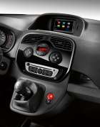 Detailní pohled na přepracovaný středový panel s moderním audiosystémem, ve výklenku pod čelním sklem se může objevit také multimediální displej