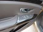 Detailní pohled na loketní opěrku dveří řidiče ukazuje měké kožené čalounění kombinované s lištami vyvedenými v tzv. klavírním laku. Za povšimnutí stojí i vnitřní klika vyrobená z poctivého kovu