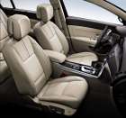 Široká přední sedadla sice nenabízejí výraznější boční vedení těla, zato jsou velice pohodlná