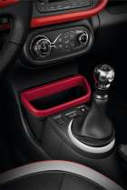 Hlavice řadicí páky může být vyrobena z lesklého kovu